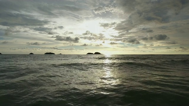 鸟瞰平静的海浪打破日落，Ko Chang，泰国。视频素材