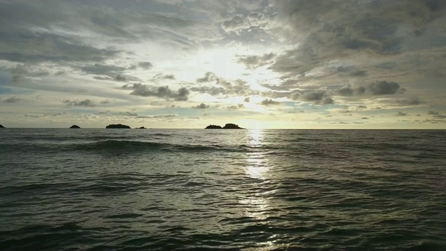 鸟瞰图平静的波浪在日落，Ko Chang，泰国。视频素材