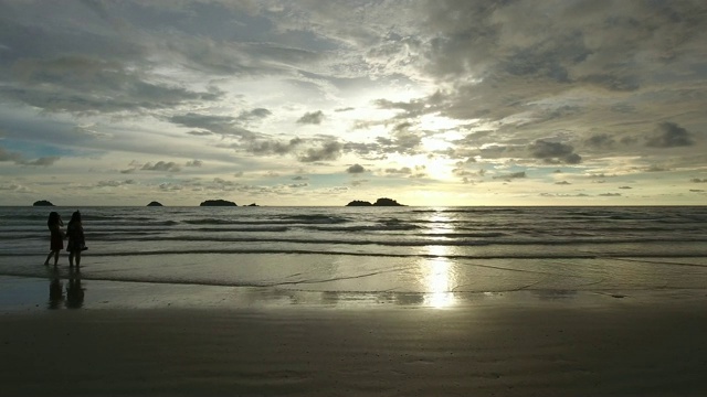 鸟瞰图的一个平静的热带海滩在日落，Ko Chang，泰国。视频素材