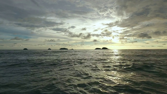 鸟瞰平静的海浪打破日落，Ko Chang，泰国。视频素材