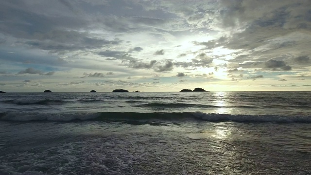 鸟瞰平静的海浪打破日落，Ko Chang，泰国。视频素材