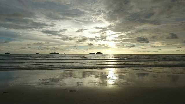 鸟瞰图的一个平静的热带海滩在日落，Ko Chang，泰国。视频素材