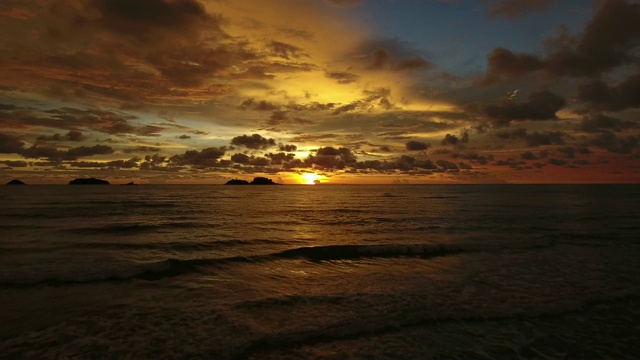 鸟瞰图一个平静的热带海滩在橙色日落，Ko Chang，泰国。视频素材