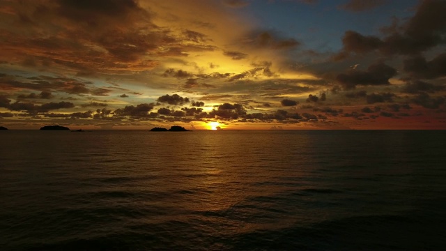 鸟瞰图一个平静的热带海滩在橙色日落，Ko Chang，泰国。视频素材