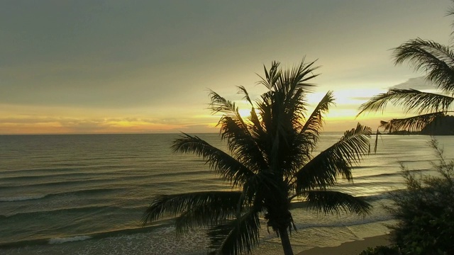 鸟瞰图风景夕阳反射在水面上，Ko Chang，泰国。视频素材