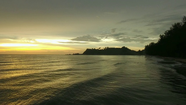 鸟瞰图夕阳反射的水，Ko Chang，泰国。视频素材