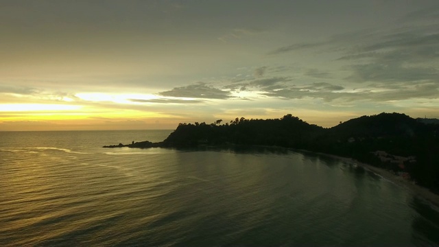 鸟瞰图夕阳反射的水，Ko Chang，泰国。视频素材