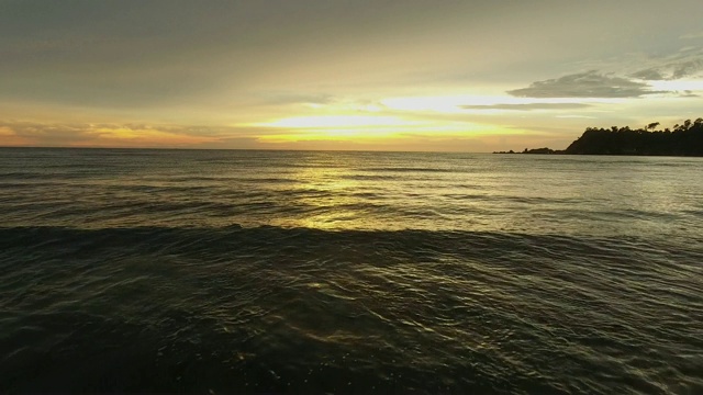 鸟瞰图夕阳反射的水，Ko Chang，泰国。视频素材