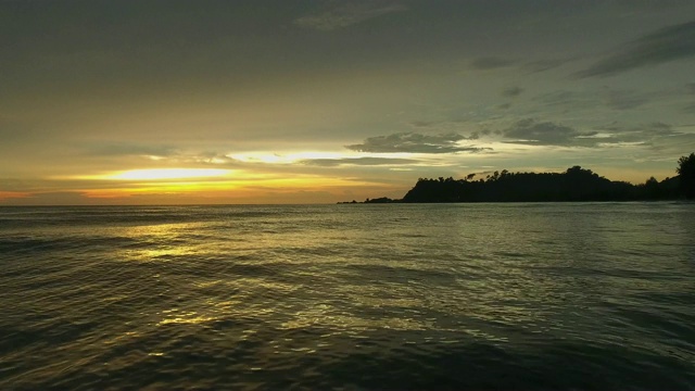 鸟瞰图夕阳反射的水，Ko Chang，泰国。视频素材