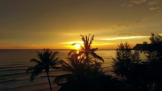 鸟瞰图风景夕阳反射在水面上，Ko Chang，泰国。视频素材