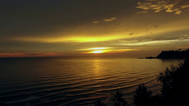 鸟瞰图风景夕阳反射在水面上，Ko Chang，泰国。视频素材