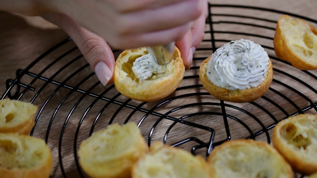 做奶油芝士馅的小甜饼。视频素材