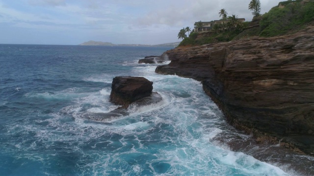 夏威夷瓦胡岛，海浪拍打着悬崖和岩石视频素材