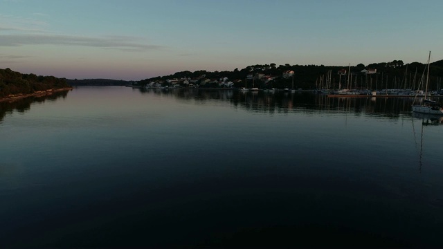 帆船到达地中海的一个岛屿的海湾视频素材