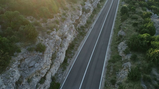 鸟瞰图的沥青道路通过自然视频素材