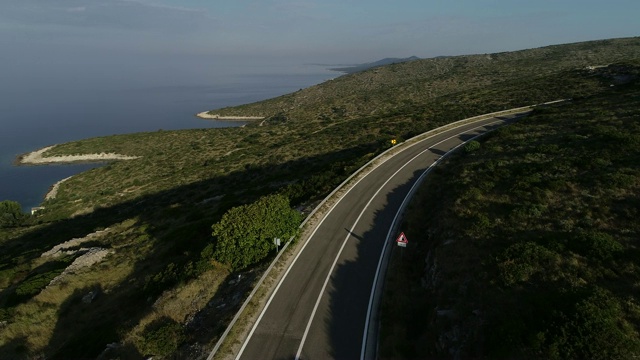 鸟瞰图上的道路上的一个岛屿在地中海视频素材