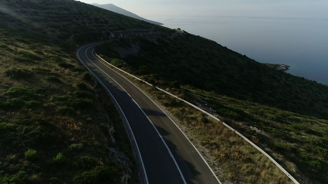 在地中海岛屿上的弯曲道路鸟瞰图视频素材