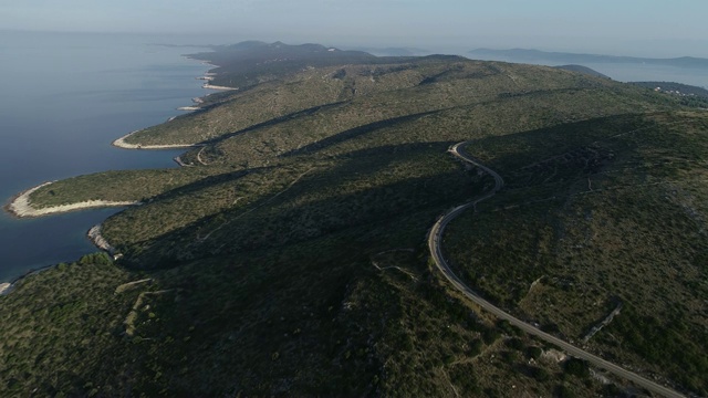 在地中海岛屿上的弯曲道路鸟瞰图视频素材