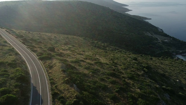 在地中海岛屿上的弯曲道路鸟瞰图视频素材