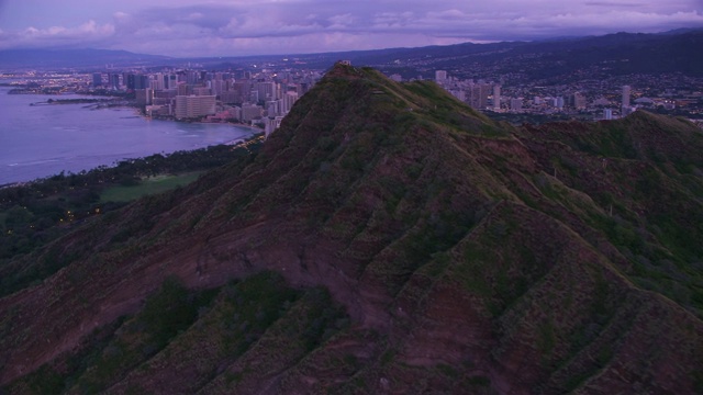 从钻石头火山口鸟瞰怀基基。视频素材