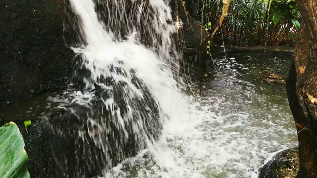 瀑布建在公园里。视频素材