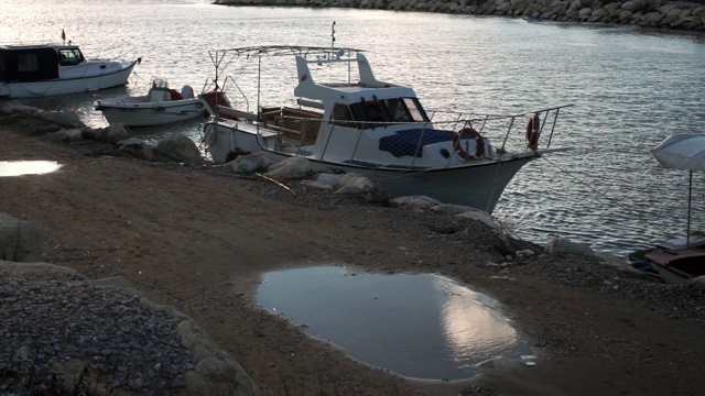 船停泊在岩岸附近的海湾里视频素材