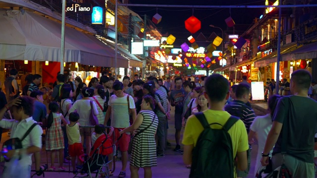 身份不明的游客走在柬埔寨暹粒的酒吧街上视频素材