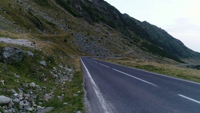 带无人机的山口。Transfagarasan道路。视频素材