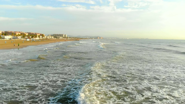 低空飞过向海岸的波浪。树荫下的波浪形成大量的泡沫和气泡。西班牙航空，地中海视频素材