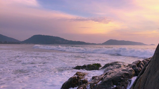 海景日落在普吉岛，泰国。在2019视频素材