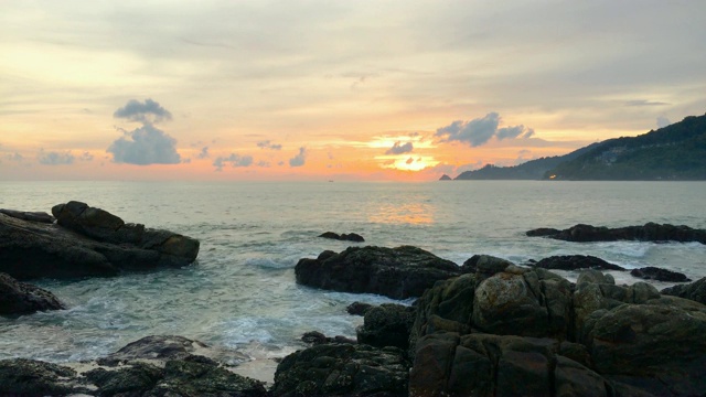 海景日落在普吉岛，泰国。在2019视频素材