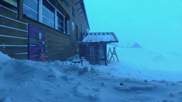 冰冻的山避难所极端的风和降雪塔特拉斯山斯洛伐克视频素材