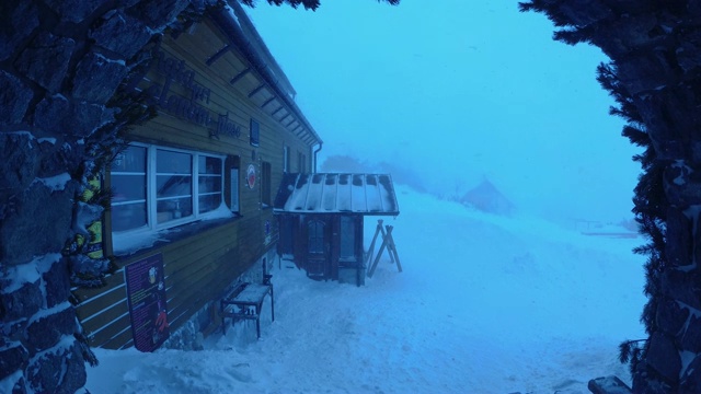 冰冻的山避难所极端的风和降雪塔特拉斯山斯洛伐克视频素材