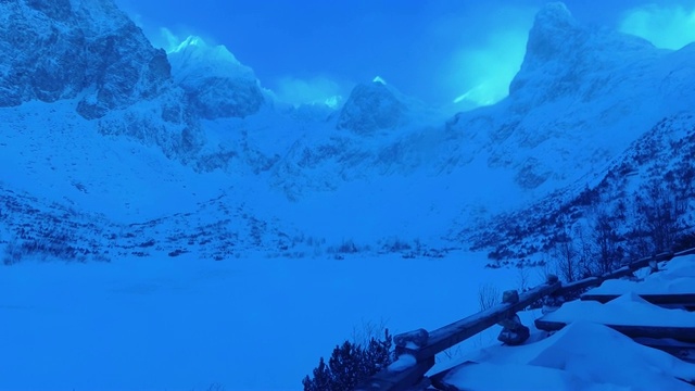 在高塔特拉斯山脉和雪峰斯洛伐克冰冻的湖视频素材