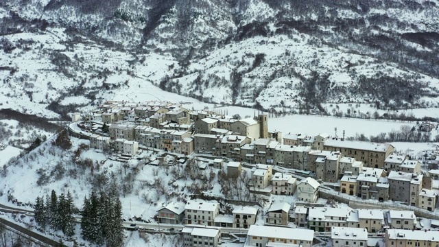 鸟瞰美丽的奥皮村，背景是雪山。奥皮是意大利中部阿布鲁佐地区拉奎拉省的一个公社和城镇。视频下载