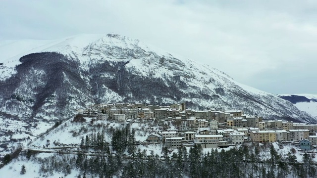 鸟瞰美丽的奥皮村，背景是雪山。奥皮是意大利中部阿布鲁佐地区拉奎拉省的一个公社和城镇。视频下载