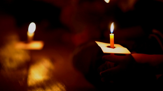蜡烛火火焰燃烧为冥想在黑暗的夜晚背景视频素材