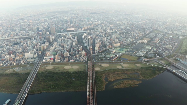 鸟瞰图的大阪市与许多摩天大楼在早上。大阪是日本第二大都市区大阪府的首府。视频素材