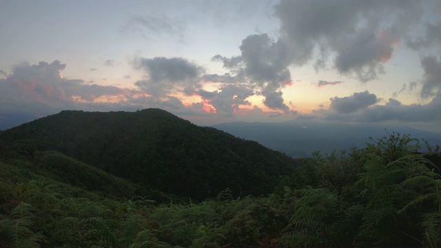 日落时分，风吹雾吹山的景观景观。视频素材