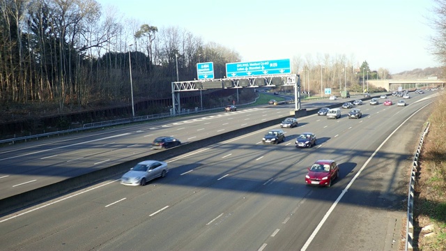 M25高速公路靠近18号路口，从Amersham到Chorleywood视频素材