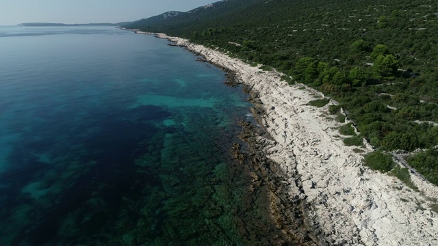 在地中海的一个岛屿的海岸线鸟瞰图视频素材