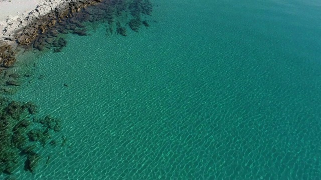 在地中海的一个岛屿的海岸线鸟瞰图视频素材