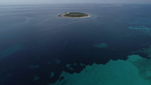 地中海小岛鸟瞰图视频素材