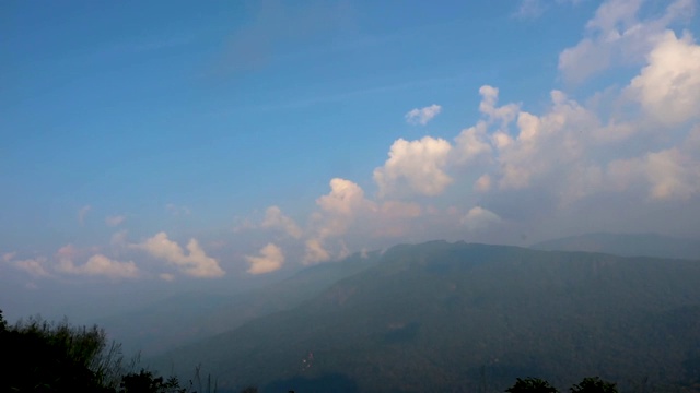 绒毛云和白象山的时间间隔摄于泰国北碧山的山顶视频素材