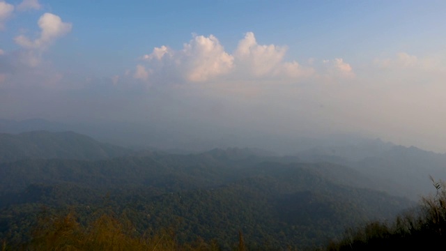 绒毛云和白象山的时间间隔摄于泰国北碧山的山顶视频素材