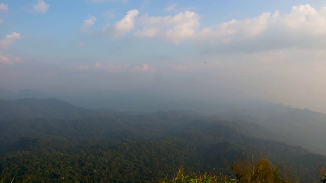 绒毛云和白象山的时间间隔摄于泰国北碧山的山顶视频素材