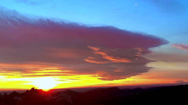 日落景观与Cloudscape视频素材