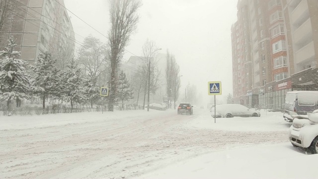 汽车在冬季暴风雪中行驶视频素材