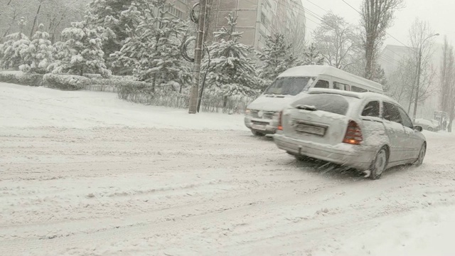 汽车在冬季暴风雪中行驶视频素材