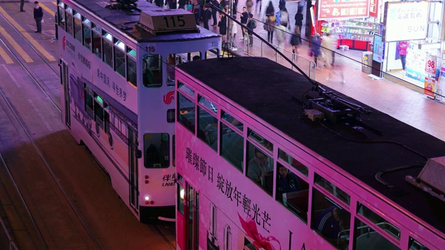 (近景)香港铜锣湾电车站夜间的延时图。视频素材